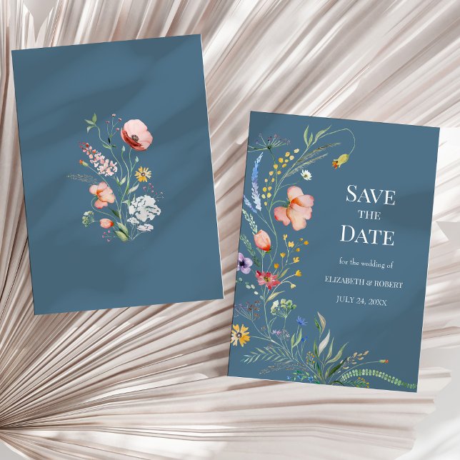 Dusty Blue Boho Flores Selvagens Salvem Cartão (Dusty Blue Boho Wildflowers Save The Date Card on a sunny neutral dry palm leaf.)