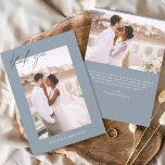 Dusty Blue Budget Casamento Foto de Obrigado Cartõ<br><div class="desc">Dusty Blue Budget Wedding Obrigado Cartões que têm uma foto na frente e atrás. Os cartões de agradecimento contêm uma tipografia cursiva moderna,  escrita com letra de mão,  que é elegante,  simples e moderna para usar depois de você celebrar o dia de casamento simples e minimalista.</div>