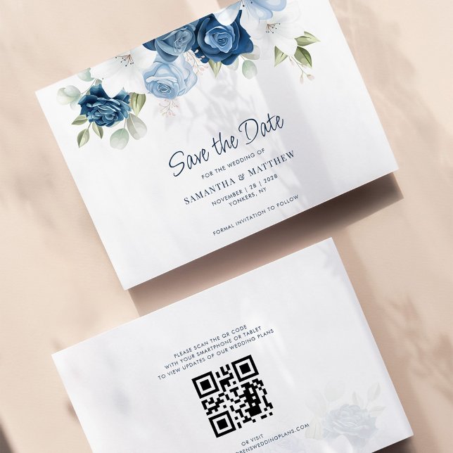 Dusty Blue Floral Código QR Casamento Salvar Data (Dusty Blue Floral Greenery QR Code Wedding Save the Date Announcement)