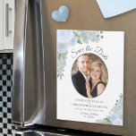 Dusty Blue Floral Salva o ímã de fotos<br><div class="desc">Esses belos cartões salve a data magnéticos são uma maneira maravilhosa de deixar seus amigos e família saberem sobre seu próximo casamento. O design rústico de música bólus mostra sua foto em um quadro oval cercado por um bando de rosas pintados manualmente e flores em tons de azul empoeirado.</div>