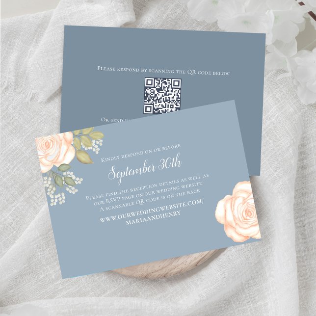 Dusty Blue Floral Weding RSVP Código QR (Dusty blue Wedding RSVP card with a scannable QR code template. )