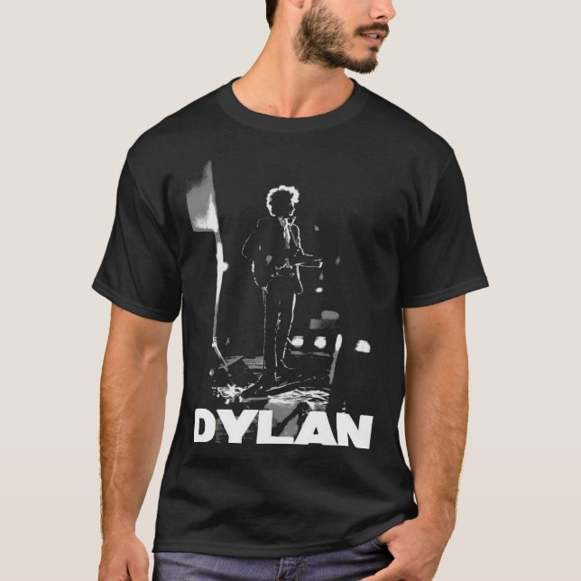 dylan on black Essential T-Shirt (Frente)