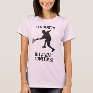 É APROVADO bater às vezes um t-shirt da parede