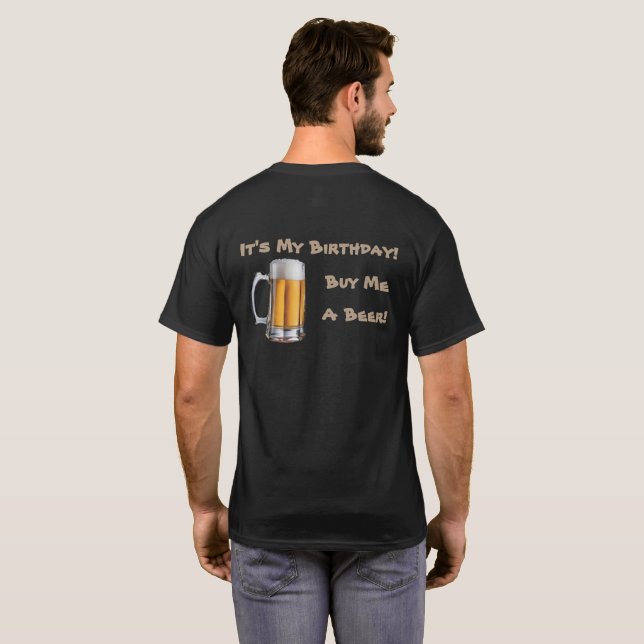 É meu aniversário!  Compre-me uma cerveja! T-shirt (Parte Traseira Completa)