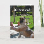 É o seu cartão de aniversário de German shepherd<br><div class="desc">Este cartão de aniversário diz: "É o seu dia!" A mensagem da Dentro diz: "Seja mimada, mimada e aproveite! Feliz aniversário." Esta carta engraçada mostra o meu German shepherd Abby, coberto de xampu de cachorro e sendo mimado. Um cartão perfeito para todos no dia especial.Nota: Para melhor felicitar esta placa,...</div>