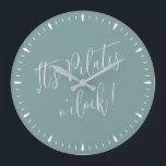 É Pilates O' Clock, Diversão de Relógio Verde<br><div class="desc">É Pilates O' Clock Divertido Blush Green White Script Workout Wall Clock - cores totalmente personalizáveis,  use a ferramenta design para fazer as alterações que você quiser. presente divertido para qualquer amante de Pilates,  fã de Pilates,  instrutor de Pilates ou como decorador de estúdio de Pilates.</div>