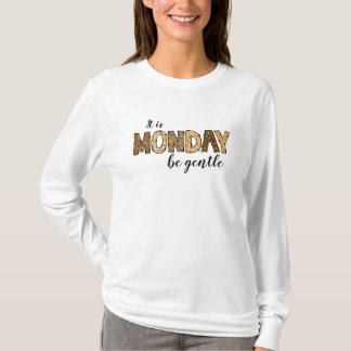 É segunda-feira, camiseta básica de longa manga