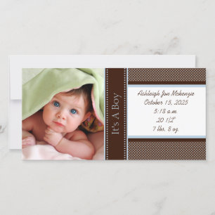 É um Cartão com fotos de Menino que Aponta Pontos 