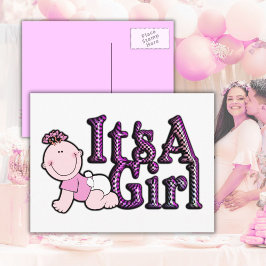 É um cartão postal de anúncio de bebê, cor-de-rosa