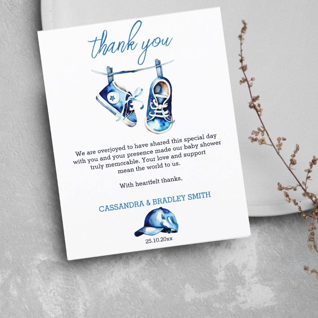 É um menino calçado azul um cartões de agradecimen (Baby shower thank you card baby boy blue sneakers on a line for boys baby shower thank you card)