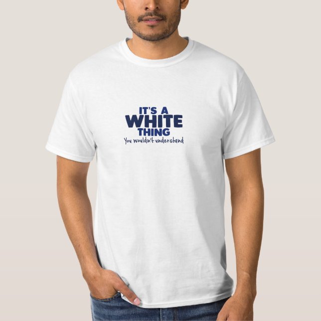 É um t-shirt branco do sobrenome da coisa (Frente)