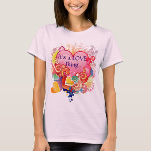 É um t-shirt da coisa do amor