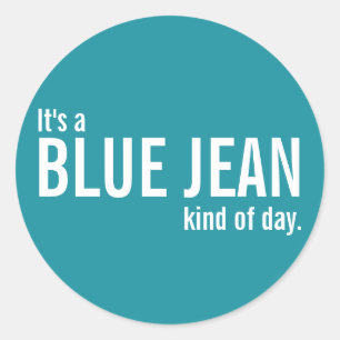 É um tipo azul de Jean de etiquetas ocasionais da