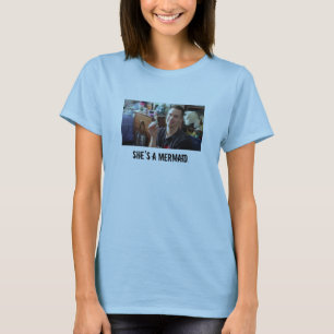 "É uma sereia." T-shirt