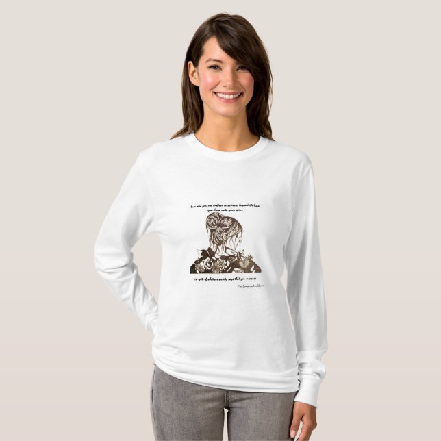 É vestida na beleza com o t-shirt do LS das (Frente Completa)
