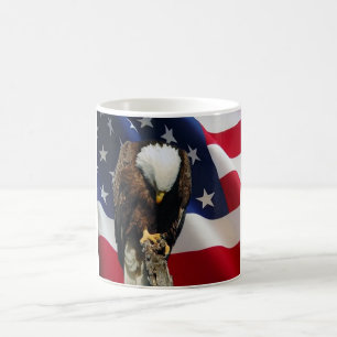 Eagle triste na caneca praying da bandeira