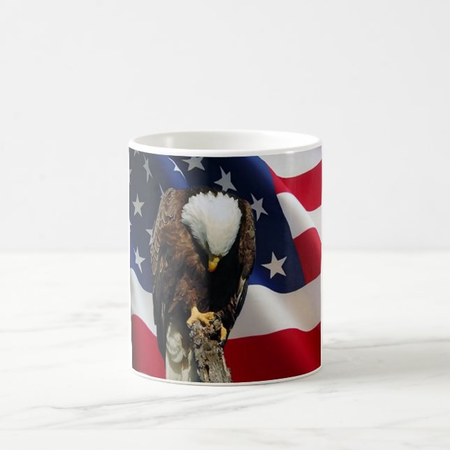 Eagle triste na caneca praying da bandeira (Centro)