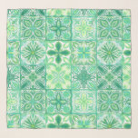 Echarpe azulejos ornamentados em verde e branco<br><div class="desc">Vários azulejos pintados à mão com elementos florais</div>