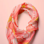 Echarpe Coral laranja aquarela padrão floral de verão<br><div class="desc">pétalas cor-de-coral rosa e cor-de-água vermelha alaranjada com padrão de cachecol para uma roupa de verão de na moda.</div>