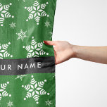 Echarpe Flocos de neve brancos, verdes, seu nome, personal<br><div class="desc">Um padrão bonito,  divertido e adorável com flocos de neve brancos em fundo verde. Presente moderno e moderno,  perfeito para o amante da neve em sua vida. Personalize adicionando o seu nome,  apelido,  monograma ou iniciais.</div>