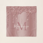 Echarpe Monograma das unidades de brilho com brilho Dourad<br><div class="desc">Garota Rosa Dourada Sparkle Glitter Drips Monograma Scarf Quadrado com brilho fino pincel pinto/rosa dourado pingado em um fundo chic com seu monograma e nome personalizados. Entre em contato conosco em cedarandstring@gmail.com se precisar de assistência com o design ou produtos correspondentes.</div>