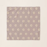 Echarpe Monograma Moderno - Letra Typewrite Mauve<br><div class="desc">Este lenço elegante e personalizável apresenta um design de monograma repetitivo, permitindo que você o personalize com sua letra escolhida. O fundo esticado neutro fornece uma base eterno e versátil, enquanto a delicada letra de marfim adiciona uma sofisticação sutil. Quer você esteja procurando por um presente personalizado ou um acessório...</div>
