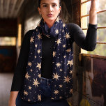 Echarpe Padrão de Starry de Trendy do Céu do Marinho de Es<br><div class="desc">Elevem seu estilo com este lenço celestial. Um céu marinho adornado com estrelas douradas brilhantes cria um acessório cativante e elegante. Perfeito por adicionar um toque de magia celestial a qualquer roupa,  este cachecol é na moda e versátil. Enrole-se num conforto luxuoso e faça uma declaração com esta design.</div>