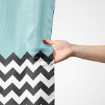 Echarpe Padrão de ziguezague preto e branco, Chevron, azul<br><div class="desc">Padrão elegante,  na moda e sofisticado zigzag (chevron) em preto e branco sobre fundo azul. Presente moderno e moderno,  perfeito para o amante ziguezague na sua vida.</div>