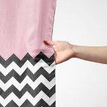 Echarpe Padrão de ziguezague preto e branco, Chevron, rosa<br><div class="desc">Padrão elegante,  na moda e sofisticado zigzag (chevron) em preto e branco sobre fundo cor-de-rosa. Presente moderno e moderno,  perfeito para o amante ziguezague na sua vida.</div>