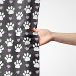 Echarpe Padrões de pata, patas de cão, patas brancas, cora<br><div class="desc">Um padrão bonito,  divertido e adorável com patas brancas e corações lilás. Presente moderno e moderno,  perfeito para o amante do cão em sua vida.</div>