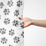 Echarpe Porcas, Patas-Cachorros, Patas-Pretas<br><div class="desc">Padrão bonito,  divertido e adorável com patas de rabisco em preto sobre fundo branco. Presente moderno e moderno,  perfeito para o amante do cão em sua vida.</div>