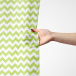 Echarpe Zigzag Verde, Chevron Verde, Padrão Geométrico<br><div class="desc">Padrão elegante,  na moda e sofisticado zigue-zague (chevron) em cor verde e branca. Presente moderno e moderno,  perfeito para o amante ziguezague na sua vida.</div>