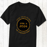 Eclipse Solar Total 2024 T-Shirt Personalizado<br><div class="desc">Comemore o Eclipse Solar Total em 8 de abril de 2024 com esta camiseta personalizada. Altere o nome da família e qualquer texto a ser personalizado.</div>