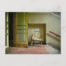 Edifício Abandonado com Cartão Postal de Cadeira V