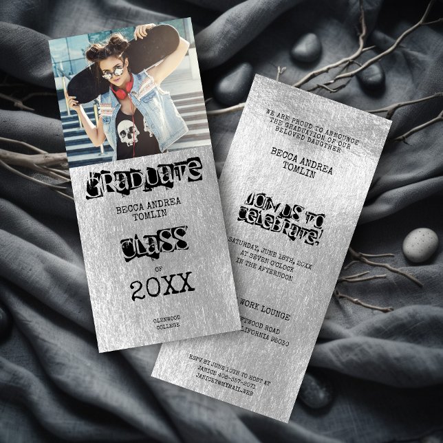 Efeito Metálico Prata Alternativo Grunge Grad (Alternative Grunge Graduation Metallic Silver Effect Photo Invitation. )