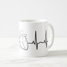 EKG com a caneca de café realística do coração