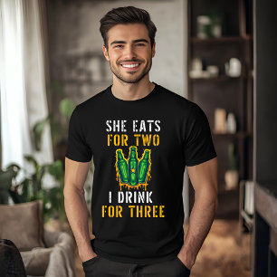 Ela come por dois, eu bebo por três camisetas engr