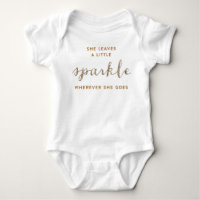 Ela deixa uma pequena camisa de Criança Sparkle™