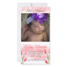 Ela está aqui no anúncio de nascimento das flores 