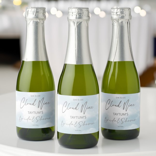 Ela está no chuveiro de noiva cloud nine (She is on cloud nine bridal shower sparkling wine label)