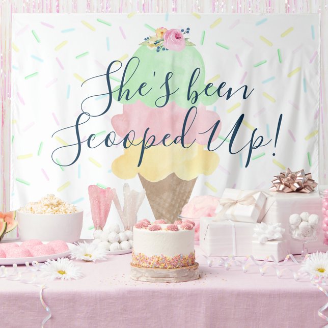 Ela foi esfregada em Sorvete de tapeçaria (Large She's Been Scooped Up Party Bridal Shower Backdrop Sprinkle | Green Pink Yellow Watercolor)