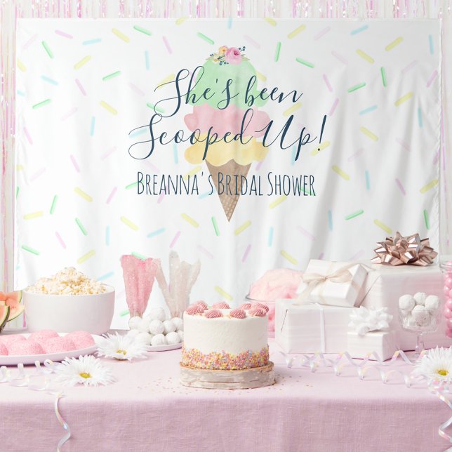Ela foi esfregada em Sorvete de tapeçaria (She's Been Scooped Up Personalized with Name Party Bridal Shower Backdrop | Green Pink Yellow)
