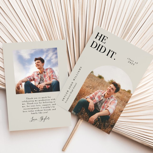 Ele Fez Um Anúncio De Graduação De Arco De Cinzas (Criador carregado)