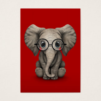 Elefante-bebê bonito com óculos de leitura vermelh