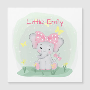 Elefante de bebê bonito com arco rosa numa clareir