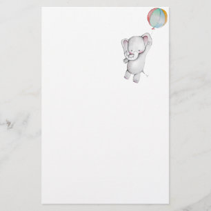 Elefante do bebê com artigos de papelaria do bal