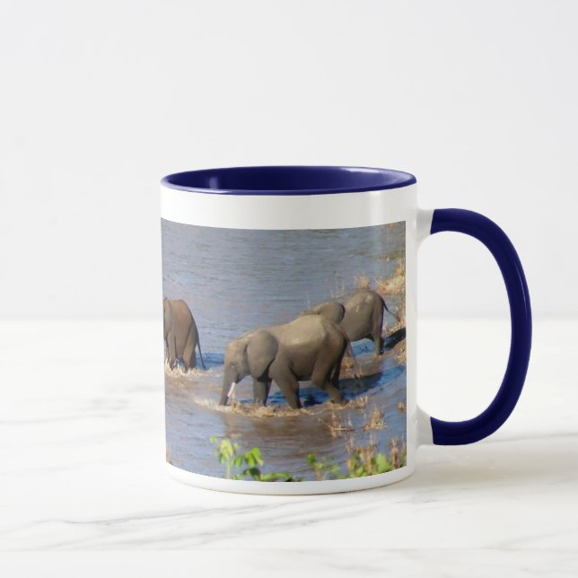 Elefantes que cruzam a caneca do rio de Tarangire (Direita)