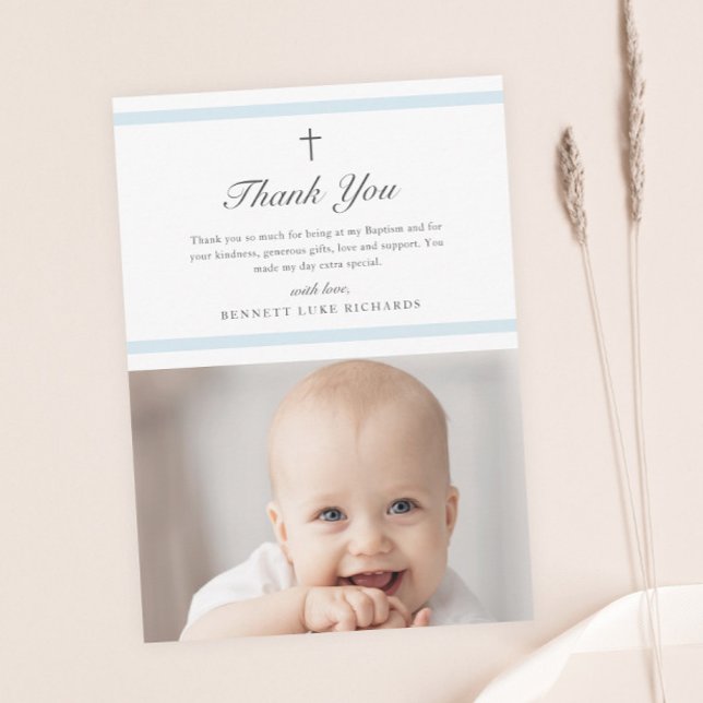 Elegância Moderna Batismo Menino (Modern boys photo baptism thank you card with light blue bars and script type.)