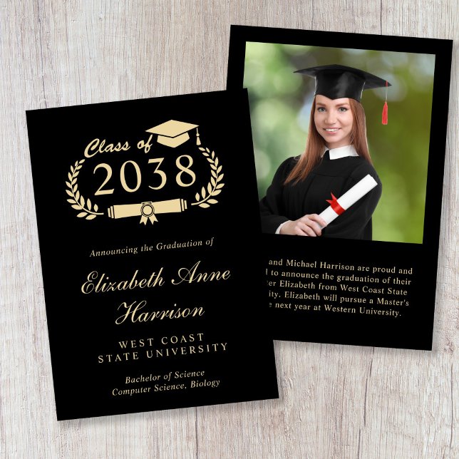 Elegante Anúncio de Graduação Universitária em Scr (Elegant Gold Script Black Photo College Graduation Announcement)
