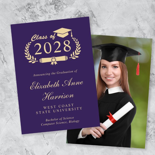 Elegante Anúncio de Graduação Universitária Roxo D (An elegant college graduation announcement to celebrate the graduate's achievements)